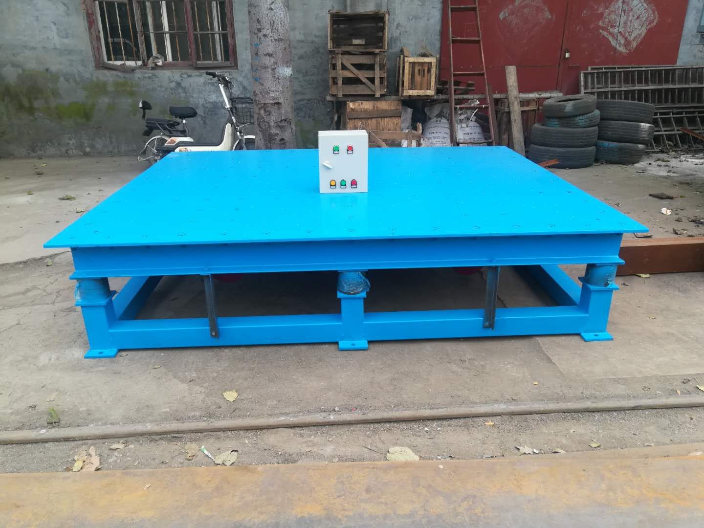 耐火材料振動(dòng)平臺(tái)介紹及常見(jiàn)問(wèn)題處理(耐振動(dòng)性能振動(dòng)平臺(tái))